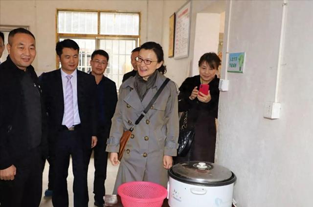 这两位央视主持人,原来是夫妻?低调了19年,如今一家三口很幸福