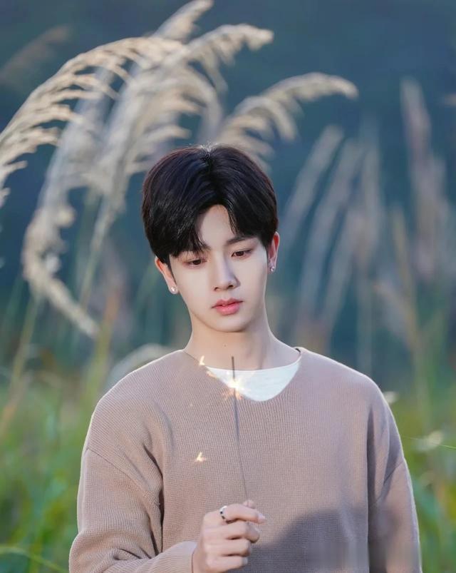 李菲是短剧届里男神级别人物,不仅长相帅气迷人,演技精湛。