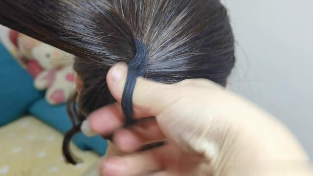 蓬松饱满丸子头发型简单扎发,只需要橡皮筋就能搞定