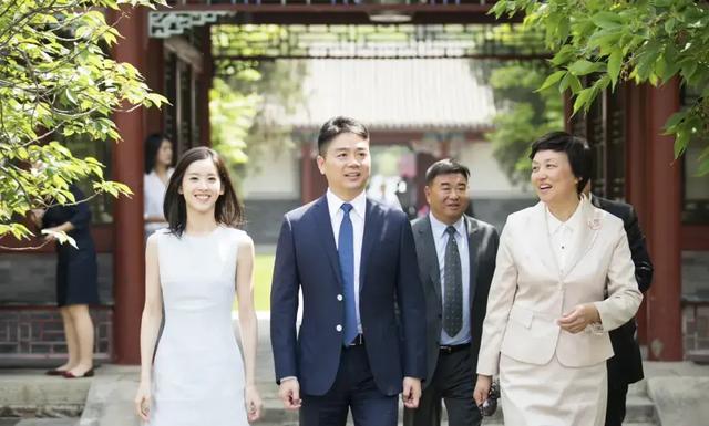 世上绿茶千千万,最怕章泽天这一种,刘强东这次遇到高端玩家了