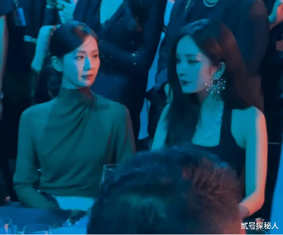 Vogue晚宴，刘诗诗杨幂热聊，完全不敢直视对面压轴刘亦菲