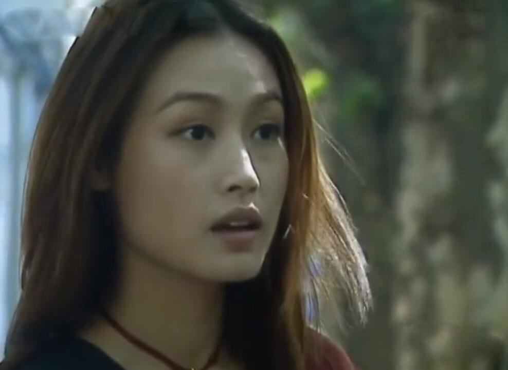 当年看《倚天屠龙记》就觉得她好美，奈何70后美人太多，她没红起来