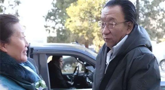 十多年过去了，那个说要帮侯耀文照顾女儿的郭德纲，履行承诺了吗