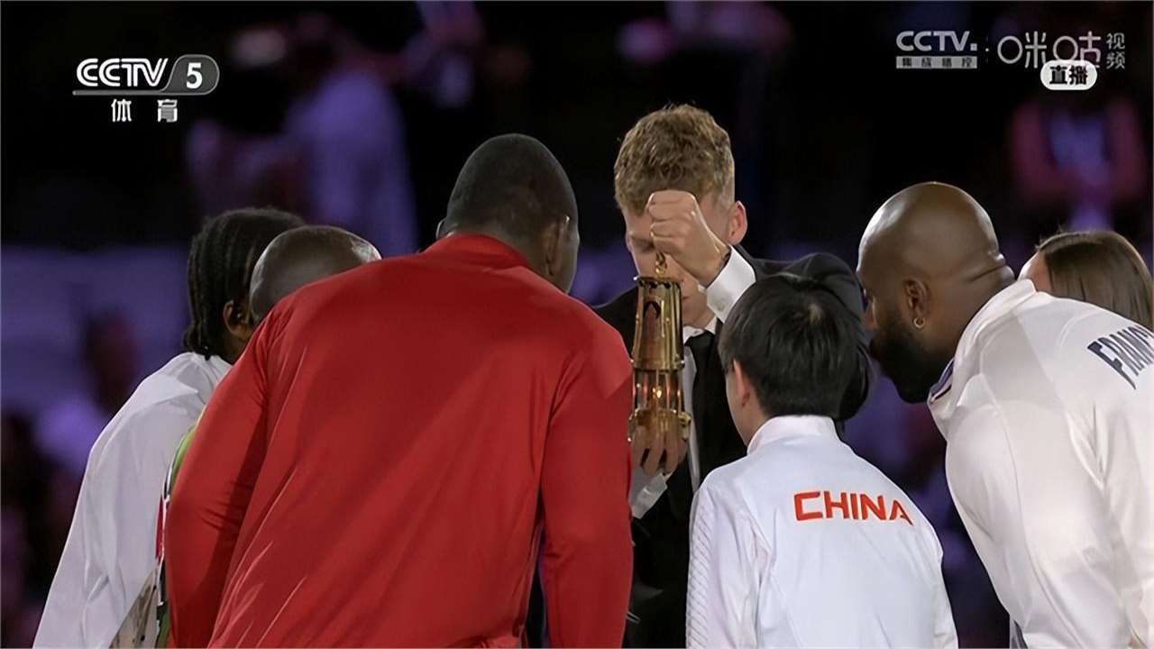 孙颖莎轻吹圣火熄灭，阿汤哥遭粉丝热吻，张艺谋看闭幕式眼泛泪光