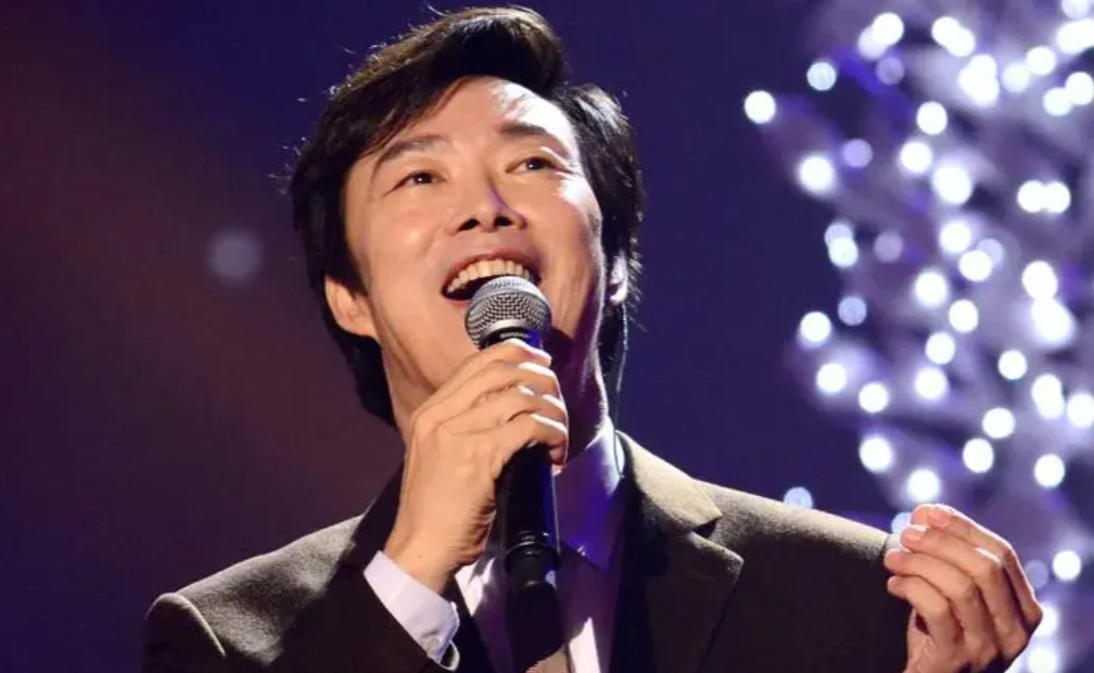 事实证明，67岁无妻无子的费玉清，已经踏上了另一条人生大道