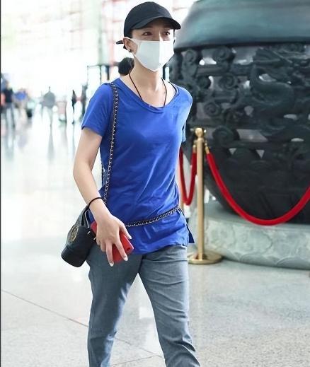 49岁周迅超显年轻!穿背心+七分裤走机场,再戴棒球帽嫩得像24岁