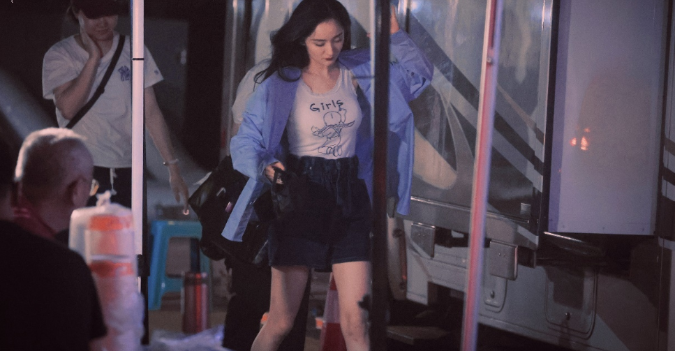 杨幂三分裤秀出漫画腿,刘恺威见到了都后悔!