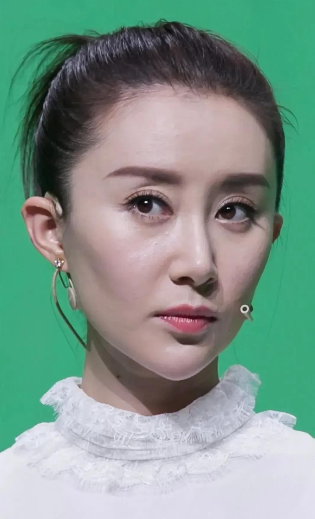 明星怼脸拍生图,无滤镜下的真面目,医美脸还是妈生脸一目了然!