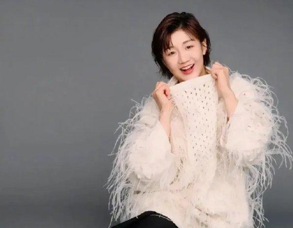 同样在进行时尚芭莎的拍摄,陈梦与孙颖莎对比后,看出了骨相天成