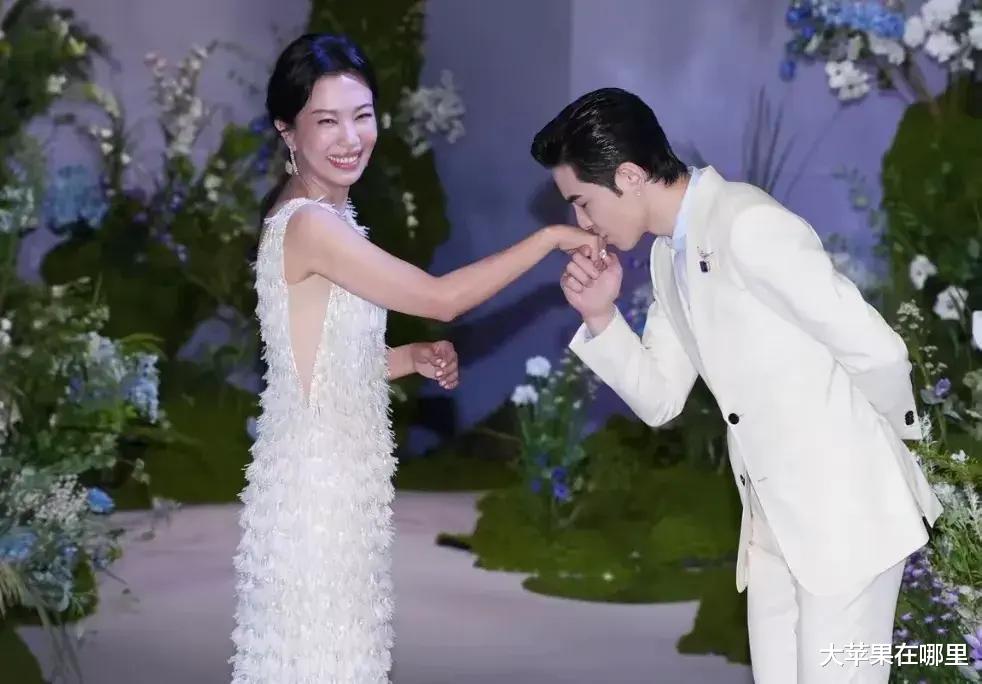 萧敬腾婚礼太精彩！狂亲51岁老婆，陈乔恩疑挺孕肚，向太烫小卷发