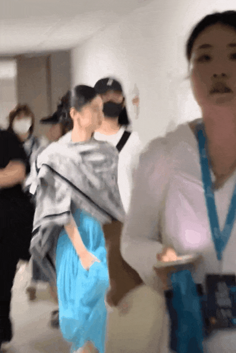 光速和好!周也和六公主碰拳拿糖,网友:一夜之间懂得了人情世故