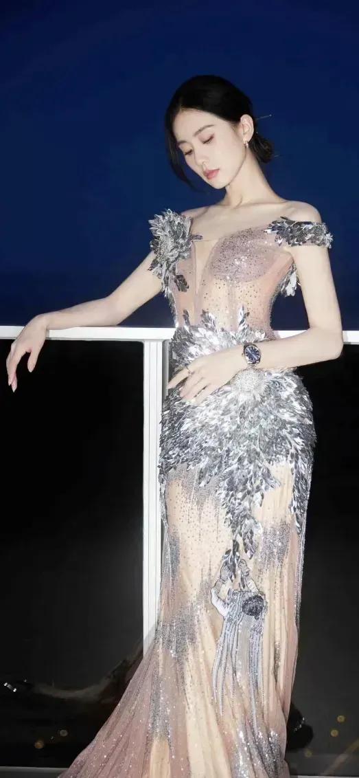 刘诗诗：盈盈一握小蛮腰，气质如兰！现出迷人完美的腰臀比！