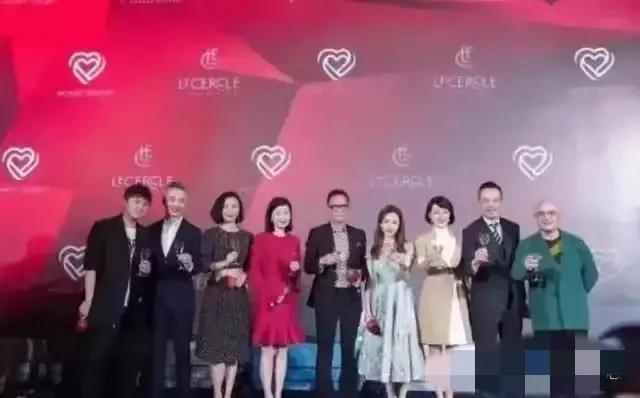 前上海首富周正毅审美大变,染黄发戴耳钉,名表雪茄成最后的倔强