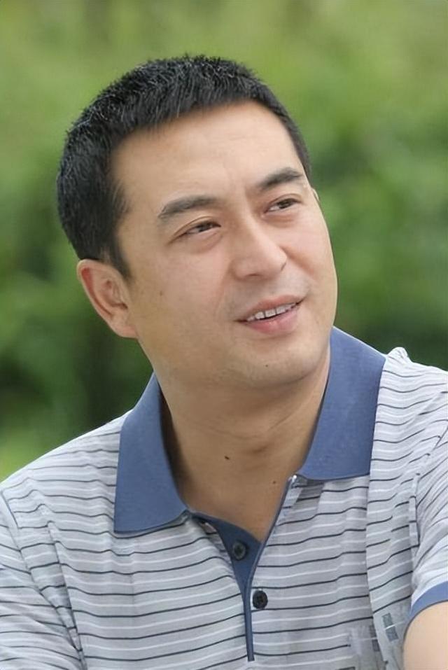 国民老公张嘉译人设一夜崩塌！王海燕深夜发文：一纸协议，不再见