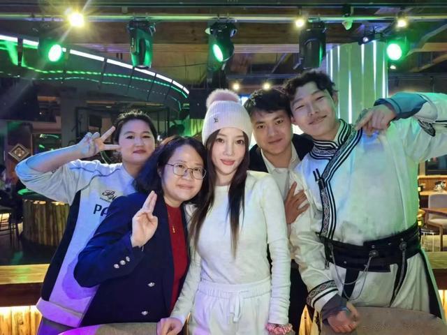 43岁李小璐禾木酒吧被偶遇,皮肤白皙少女感十足,手部状态太真实