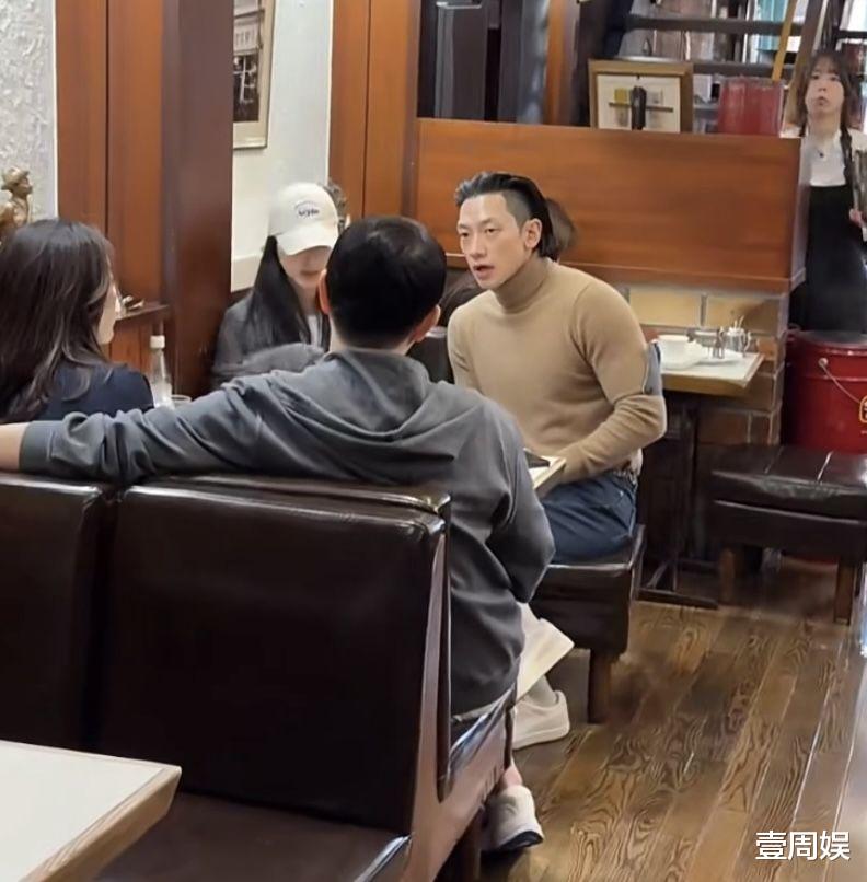 Rain跟金泰熙喝咖啡被偶遇,身材健硕胸肌明显,妻子打扮像少女