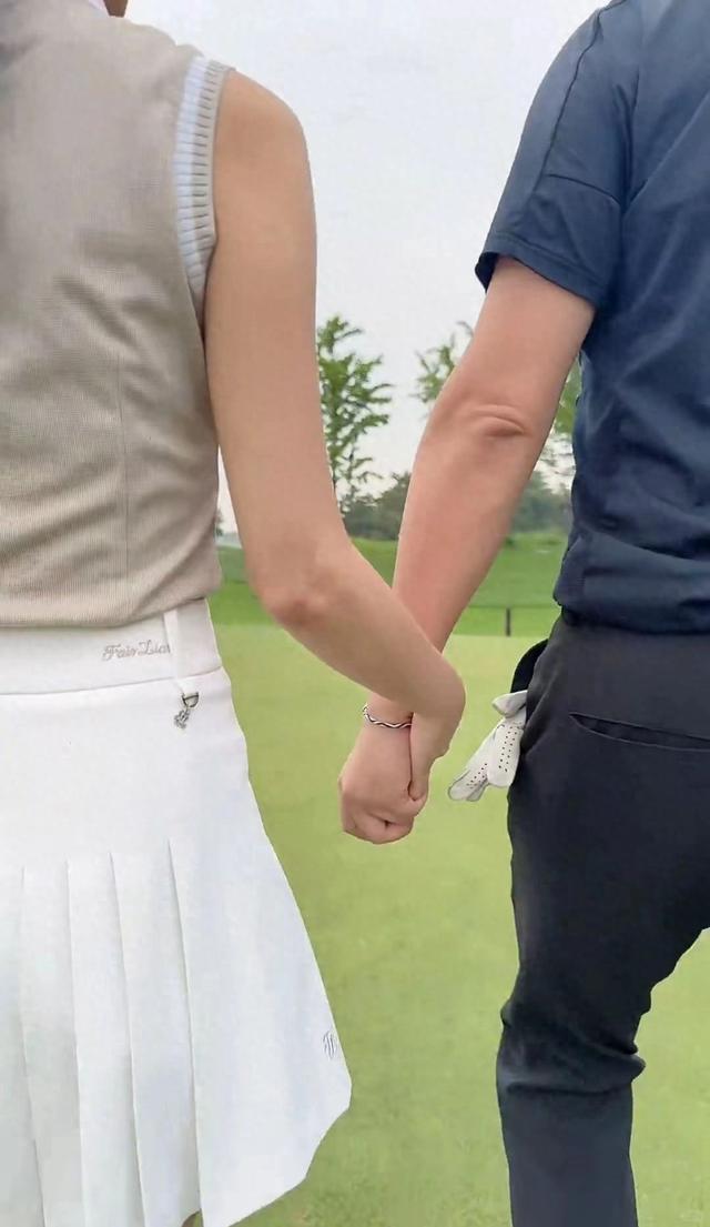 汪小菲和未婚妻秀恩爱 牵手一起打高尔夫