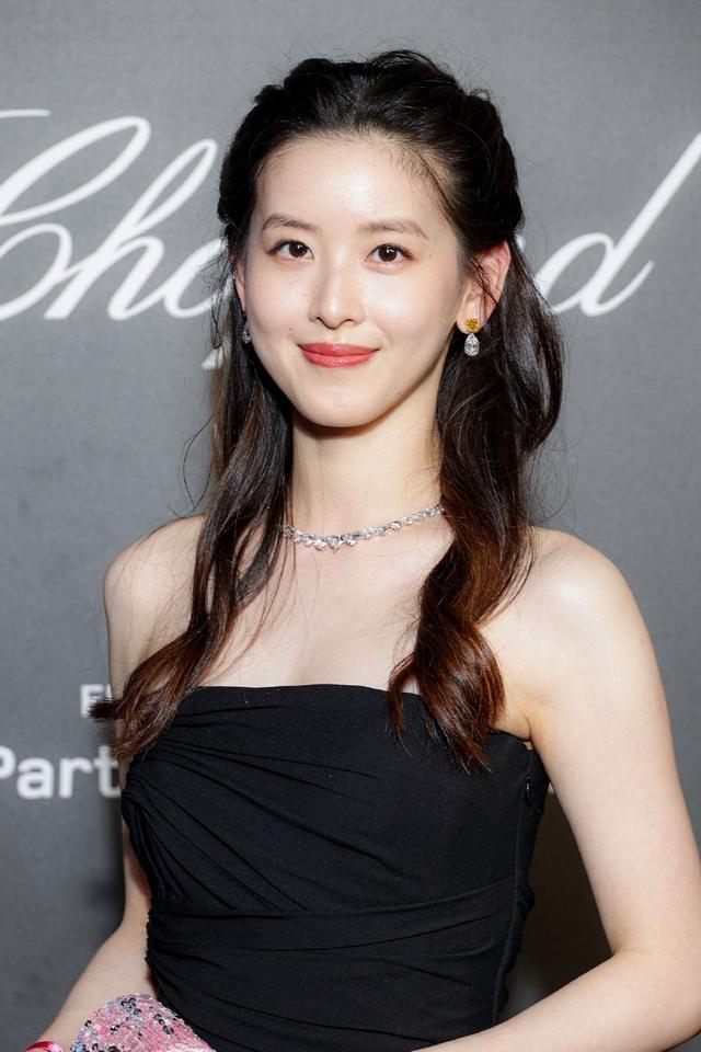 章泽天佩戴独眼胸针,现身伦敦艺术展,光明会传言不断发酵!