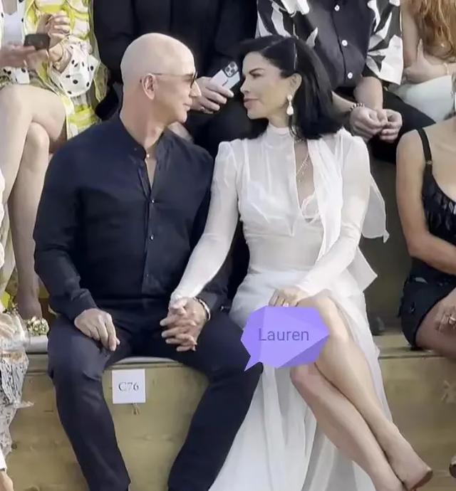 桑切斯一袭白裙看秀,跷二郎腿还深情望着贝佐斯,未婚夫心花怒放