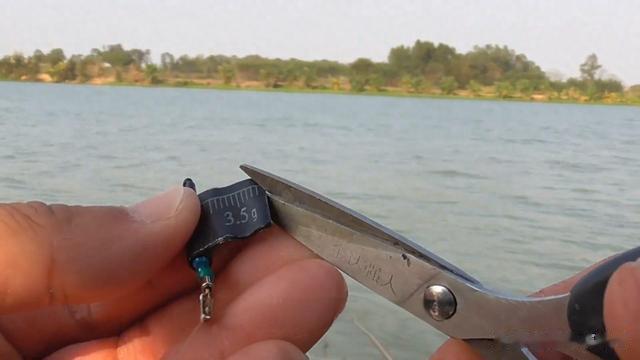 河边偶遇野钓老大哥的钓鱼秘诀:调漂技巧大公开