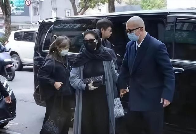 大 S 又妥协了！曾经的骄傲已荡然无存，自取其辱！汪小菲不稀罕