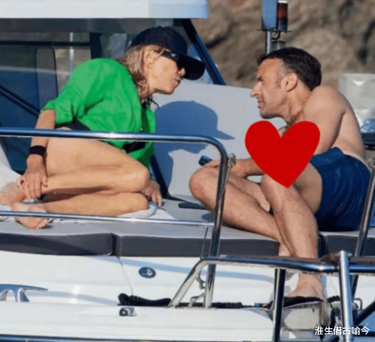 马克龙有多爱大24岁布丽吉特?在游艇上摸着她的脚踝,深情注视她