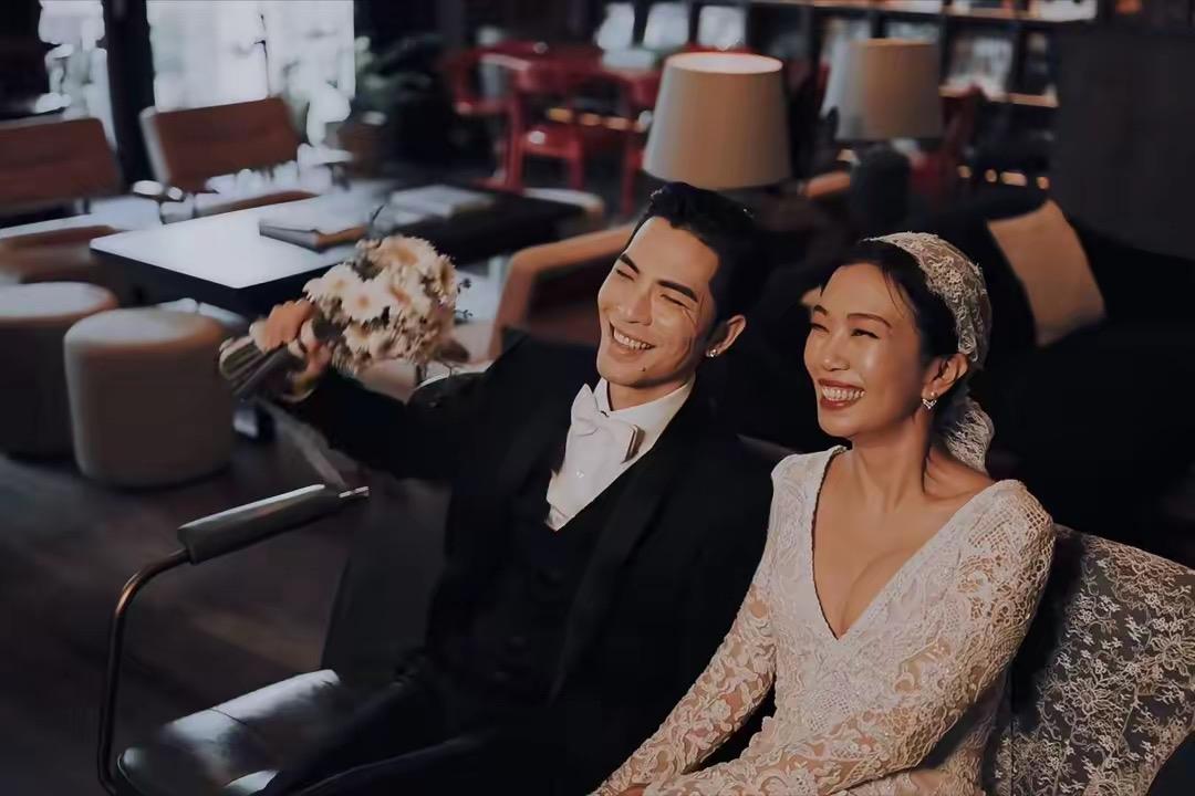 萧敬腾和51岁林有慧举行婚礼,4套婚纱造型曝光,尽显甜蜜幸福