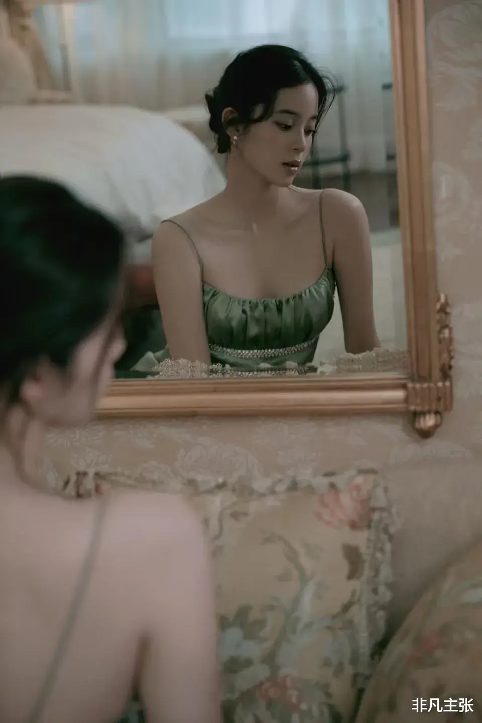 欧阳娜娜轻熟风路线已全开，穿吊带裙凹凸身材藏不住