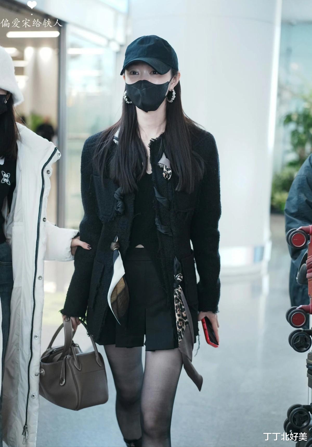 宋轶官宣恋爱后换了风格,穿黑外套+超短裤+黑丝,34岁美出新高度