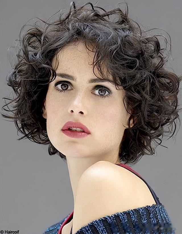 头发细软女士，发型这样整就对了，卷卷的短发很时尚