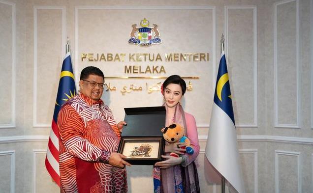 范冰冰和富商跳舞，邮轮扭腰凹造型，游走大佬间，卖力求工作机会