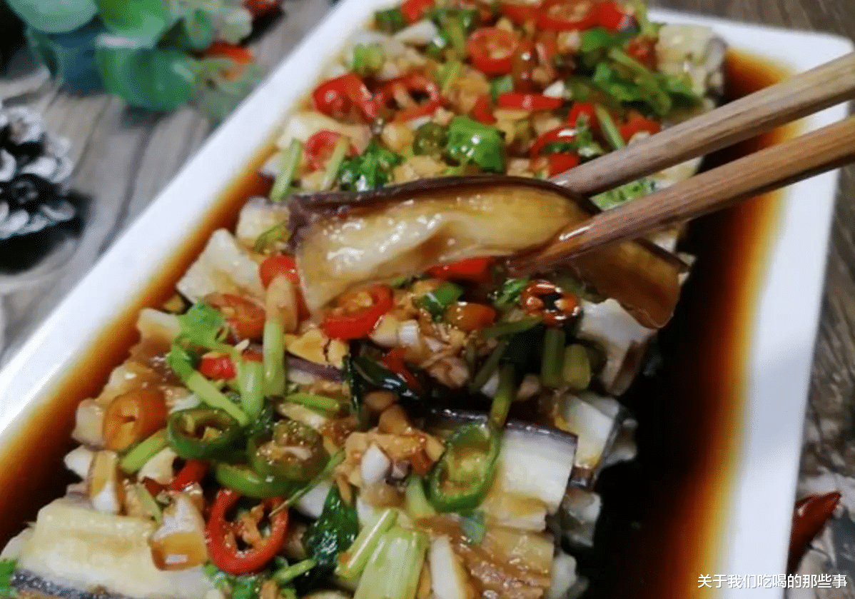 蒸茄子时,不要直接上锅蒸,多加一步,茄子不发黑,鲜嫩有食欲