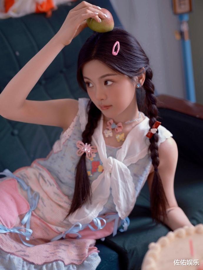杨超越晒照庆26岁生日,扎双马尾清纯甜美如初恋,复古画风惹人爱
