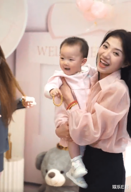 王思聪私生女撞脸王健林,黄一鸣晒娃笑容满面,网友:孩子只是工具