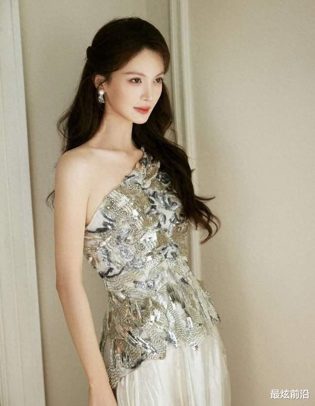 34岁金晨胖后似换了个人，穿亮片裙美到差点认不出，满脸胶原蛋白