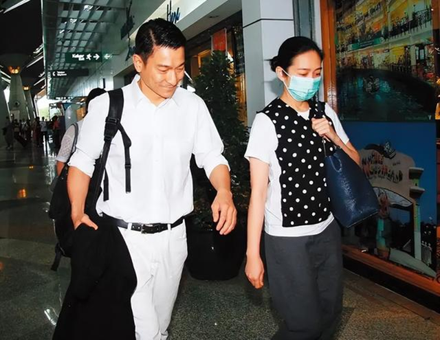 刘德华12岁女儿近照曝光，花5亿富养大的女儿，居然长成了这样…