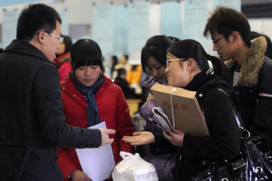 38岁宝妈就业困难,求助社区发现神仙岗位,网友:没编制也愿意!