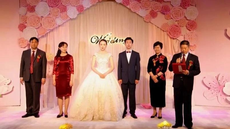 同事请假一天参加表姐婚礼，回公司感慨：当初进公司真是瞎了眼