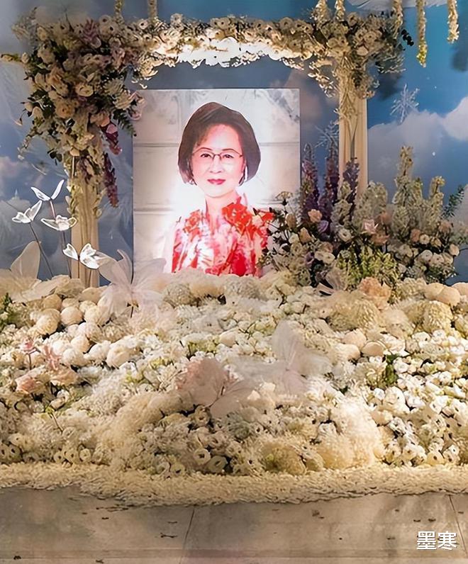 不管你信不信玄学,琼瑶下葬那一刻,真的有蝴蝶飞过