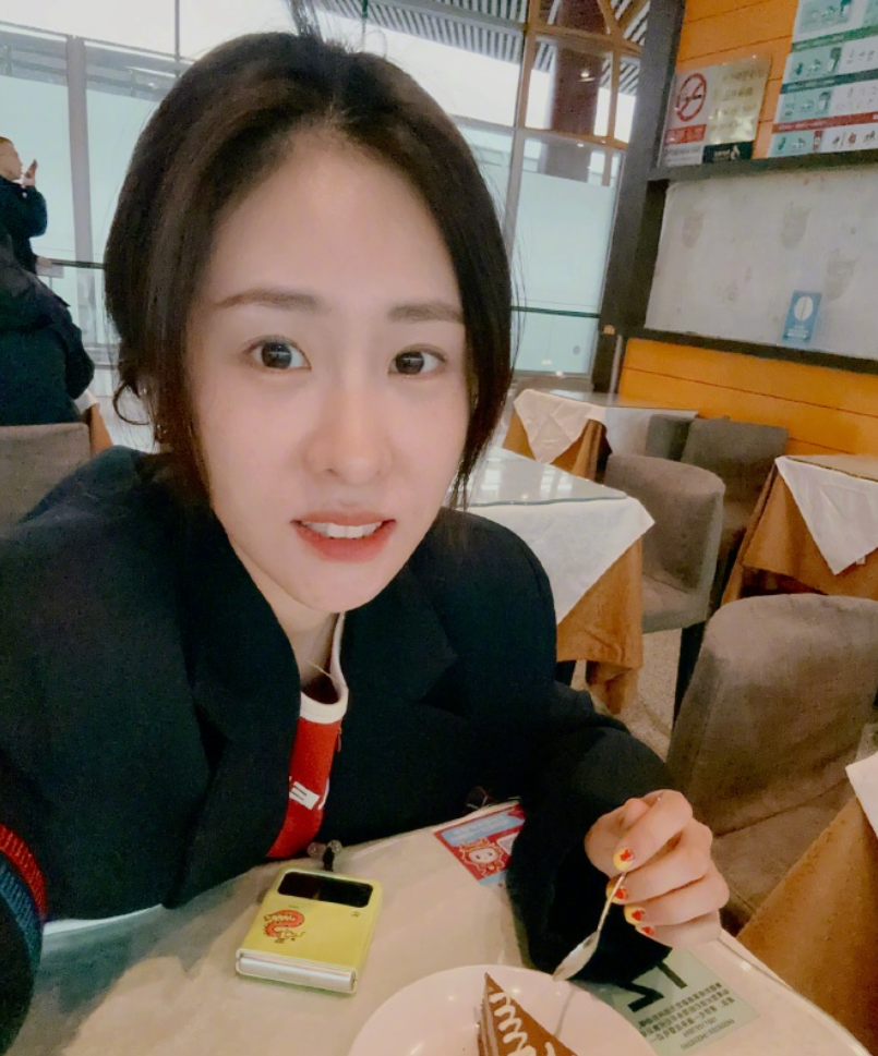 35岁张碧晨现身北京机场!面容消瘦法令纹明显,未婚生子显孤独