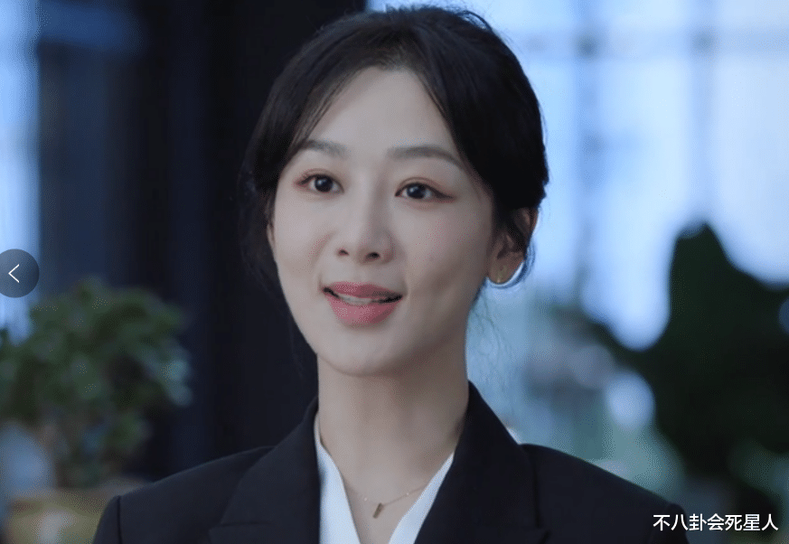 31岁杨紫和60岁何赛飞同框,“科技脸”和原生脸的差别出来了