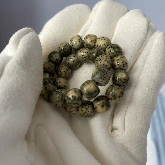 文玩为什么要戴手套盘串?