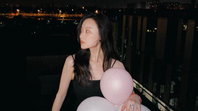 看了36岁倪妮的2套生日穿搭，才发现，基础款、黑白搭配，真的美