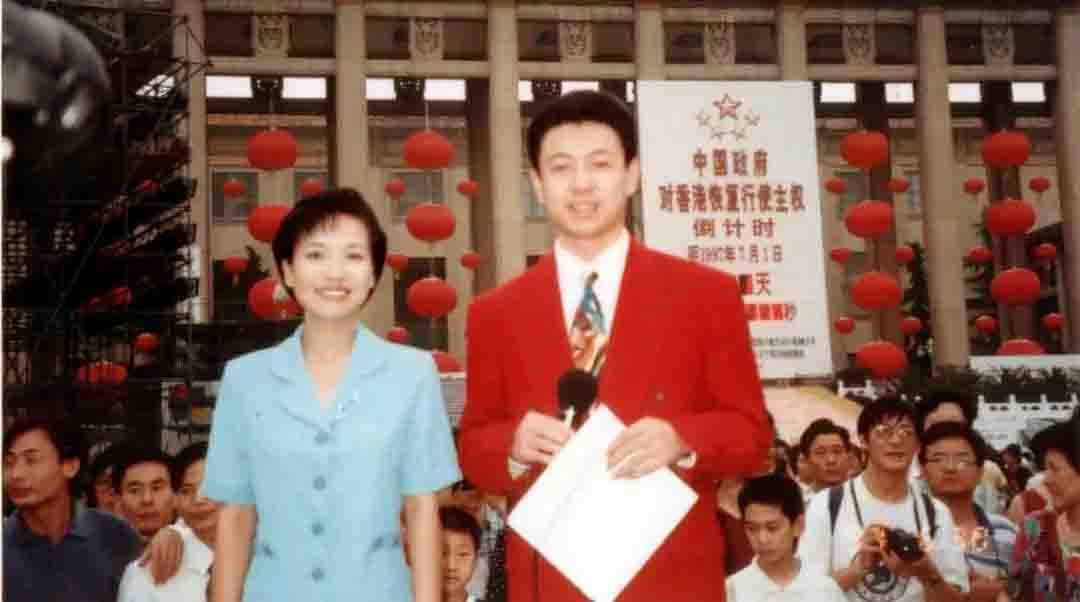 央视美女主持贺红梅56岁升为副主任,却因不慎动作,暂别荧屏