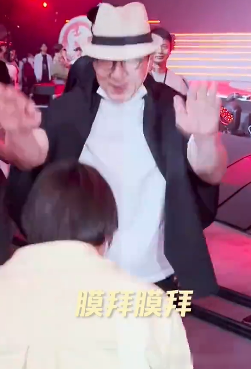 全红婵晒成龙合照,成龙转发给予最高评价,靠在成龙肩上好温馨!