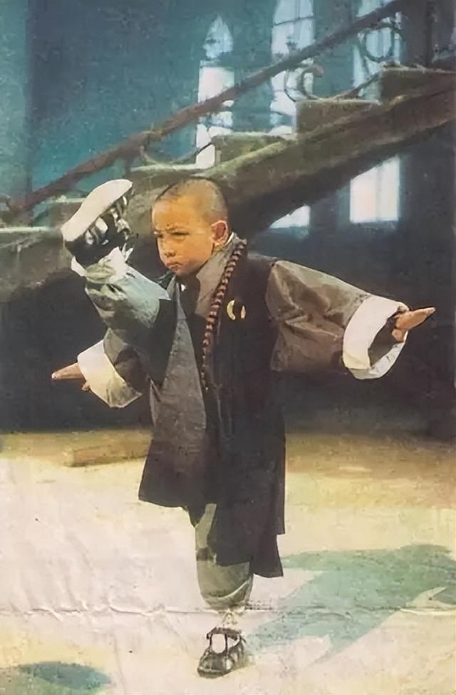 释小龙开迈巴赫现身商场，妻女罕见曝光，娇妻皮肤白皙身材吸睛