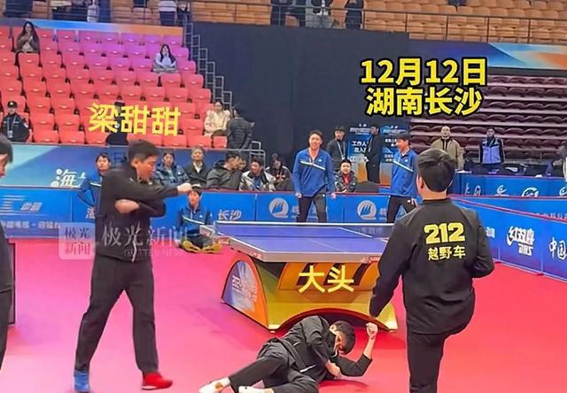 梁靖崑专门绕着王楚钦热身,红蓝球鞋太显眼,大头都懒得抬头看他