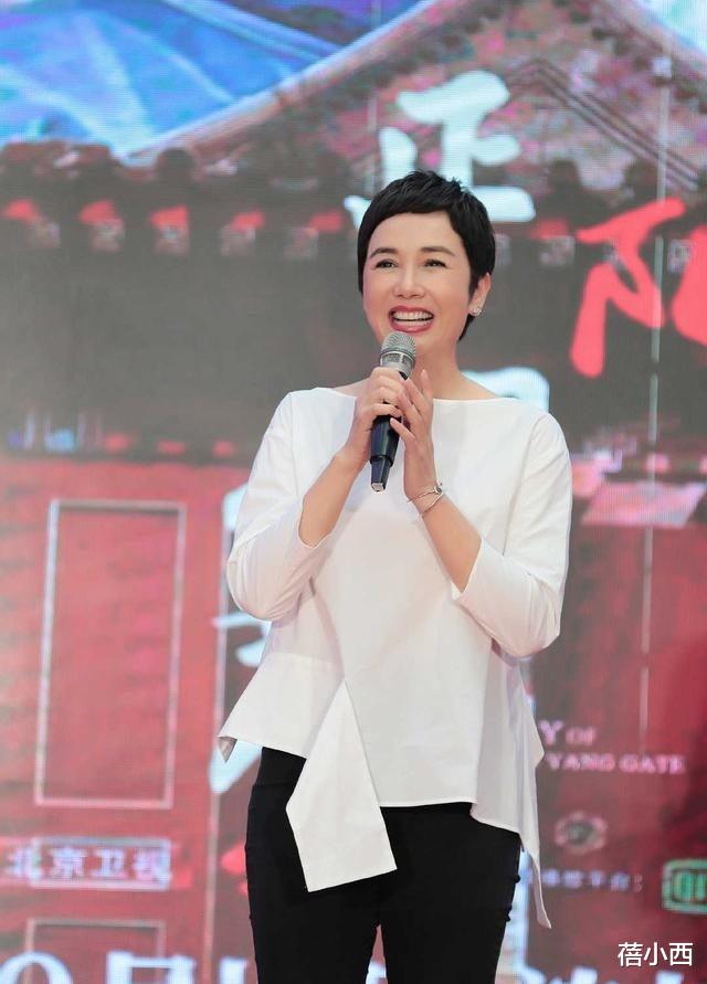 58岁蒋雯丽一点也没老,剪了超短发穿西装+短裙,青春靓丽真耐老