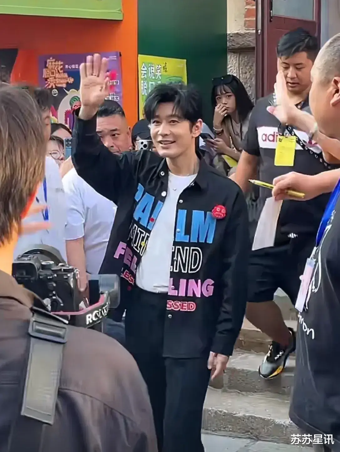 47岁黄晓明戴假发亮相青岛，头发浓密却分层明显，网友：太尴尬了