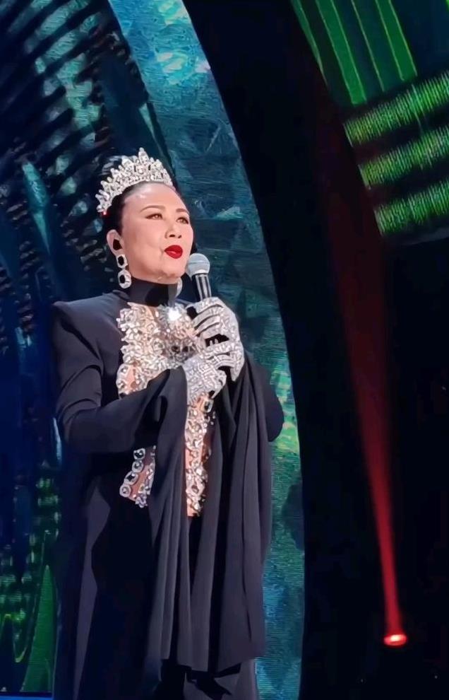 77岁汪明荃开演唱会，又唱又跳，精力堪比28